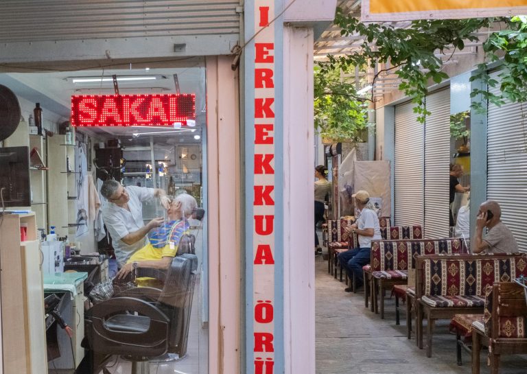 How to Build Authentic Community Connections in Modern Society