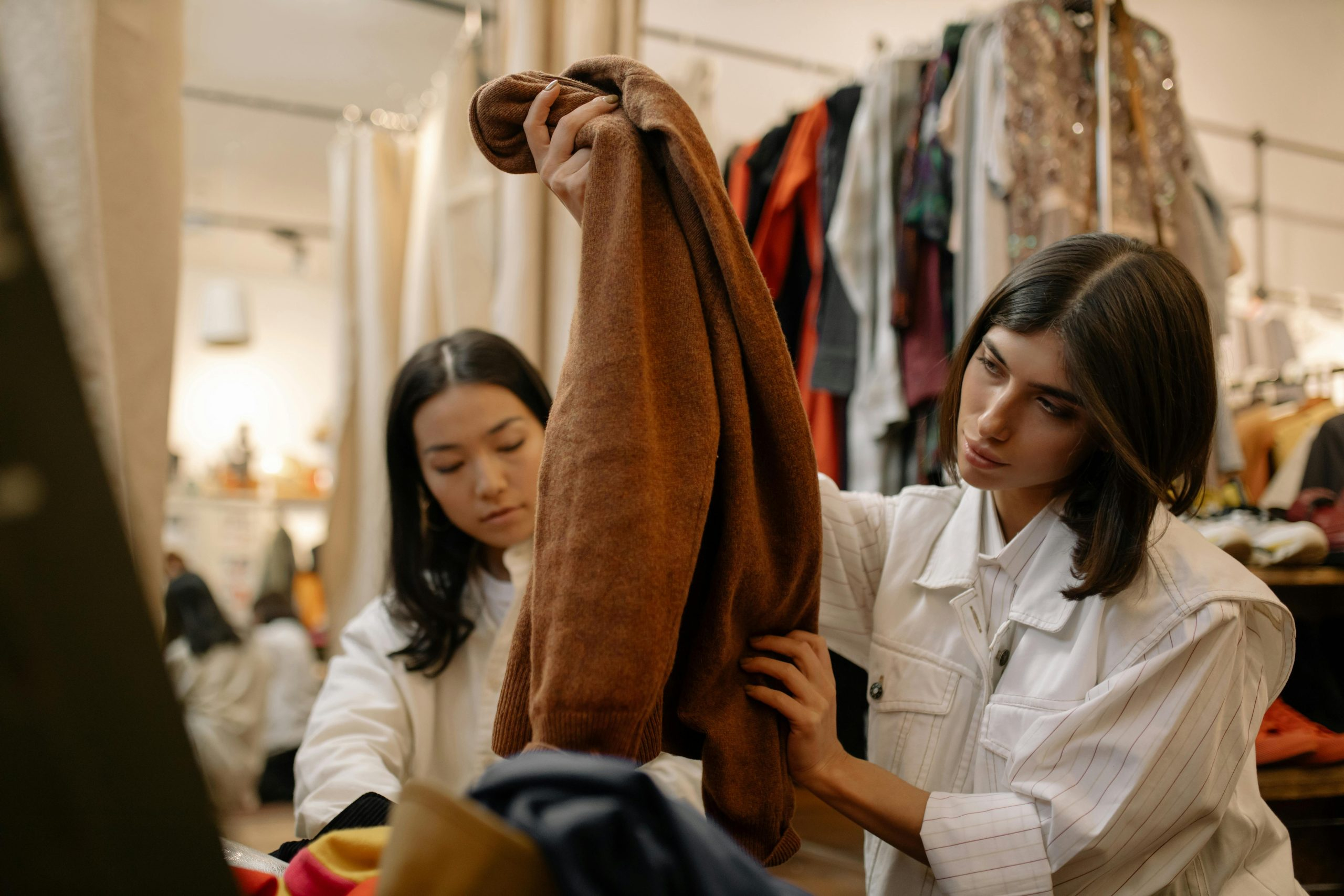 Why Flash Fashion Trends Dominate Shopping Apps